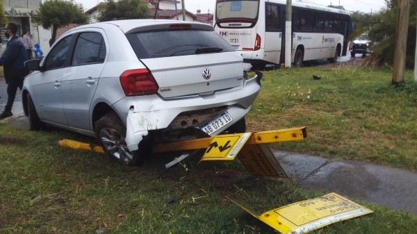 Choque entre un colectivo y un auto dejó a un hombre hospitalizado