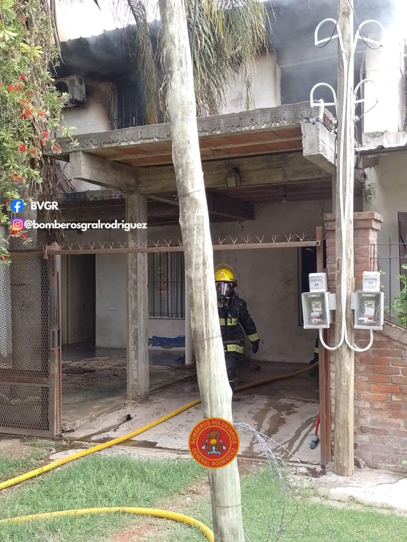 El primer piso de una casa de Villa Vengochea quedó envuelta en llamas