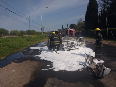 Auto chocado por moto en la autopista y otro que se prendió fuego tras impactar a un 365