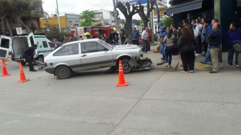 Un auto chocó la moto de una policía frente a la Comisaría 1°