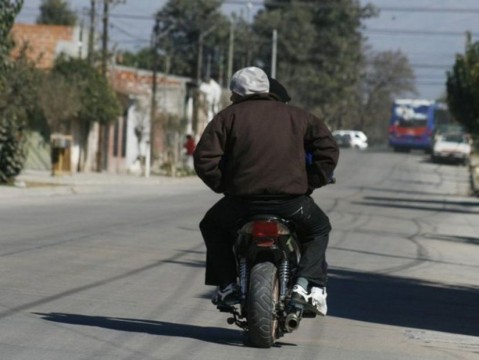 Motochorros robaron y efectuaron disparos en plena calle contra una pareja