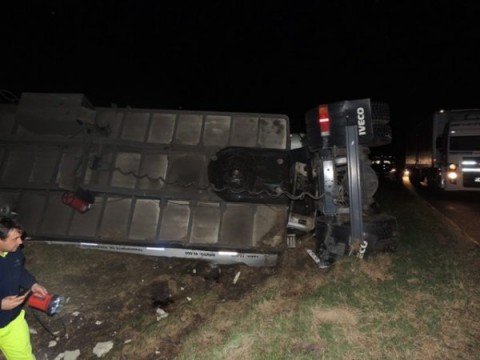 Vuelco de un camión de La Serenísima casi genera una tragedia en una ruta de Entre Ríos