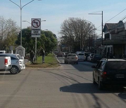 Tránsito prohibió el giro a la izquierda en un importante cruce