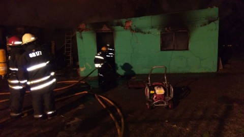 Se incendió una radio clásica, se quemaron dos casas y murieron 15 mascotas