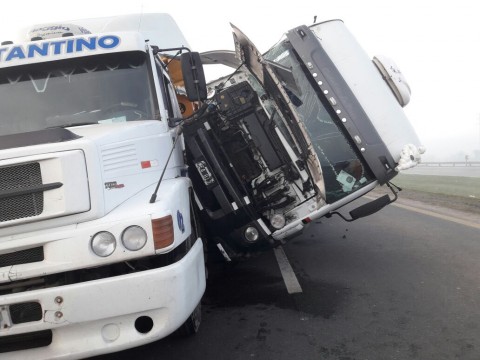 Importante choque en cadena en Ruta 6, con camioneta y camiones involucrados