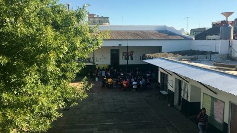 EES 6: clases en el patio mientras se trata de resolver el desdoblamiento