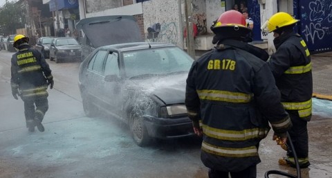 Principio de incendio de un auto en zona céntrica