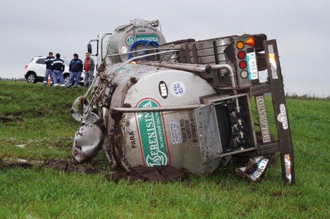 Un camión de La Serenísima despistó en Chivilcoy