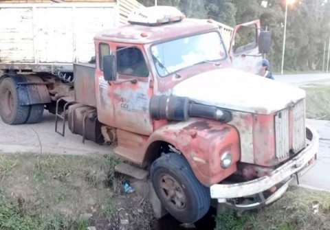 Un chofer alcoholizado perdió el control de su camión