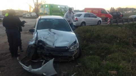 Dos autos y una camioneta protagonizaron un fuerte choque en Ruta 24 y Colectora