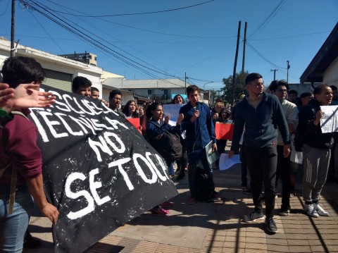 Alumnos realizaron una nueva marcha al Consejo Escolar por la situación de las escuelas