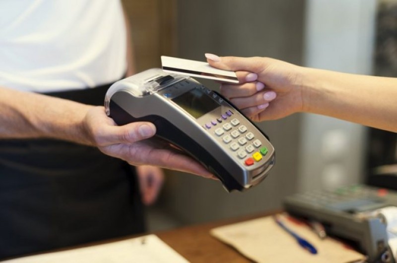 Buscan poner límite a los intereses que cobran las tarjetas de crédito