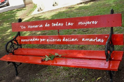 Se instaló el “Banco Rojo” en homenaje al “Día de la Eliminación de la Violencia contra la Mujer”
