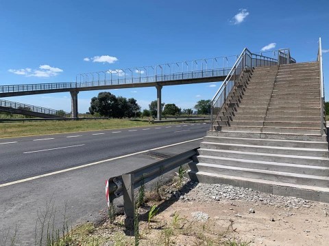 A un año de su derrumbe, se inauguró el puente peatonal de la Ruta 6