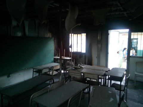 Vándalos quemaron un aula móvil de la Escuela N°14 y se abrió una nueva polémica política