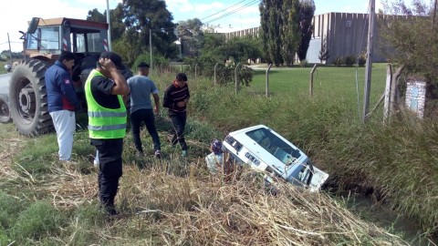 Un auto terminó en un zanjón tras un accidente en la Ruta 24