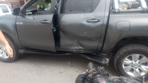 Topetazo de moto con una camioneta en esquina céntrica