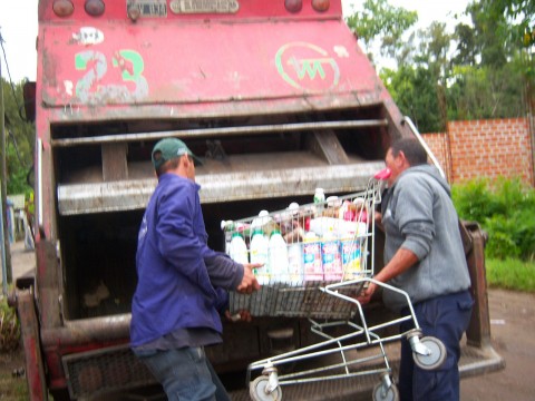 Infraccionaron y decomisaron más de 400 kilos de mercadería de un supermercado en Parque Rivadavia