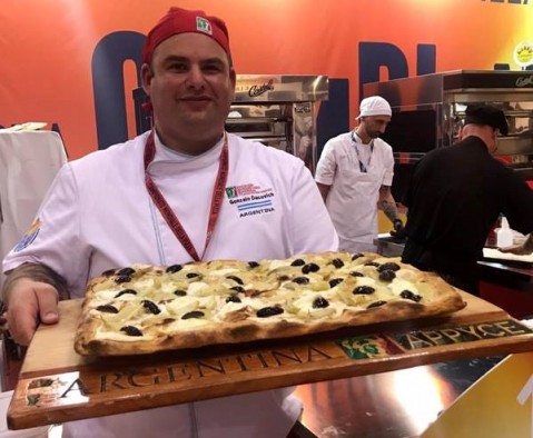 Gonzalo Dacovich, maestro pizzero rodriguense, representó al país en el “Campeonato Mundial de la Pizza”