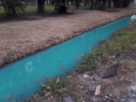 Clausuraron una fábrica de productos de limpieza por vuelco de químicos en una zanja de la Ruta 24