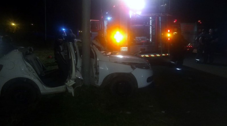 Brutal impacto de un automóvil contra una columna de alumbrado a metros de la parada “La Mami”