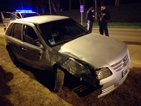 Un automóvil chocó contra un poste de luz en Ruta 7