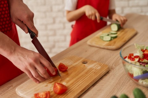 Buscan cocineros y ayudantes de cocina para trabajar en General Rodríguez