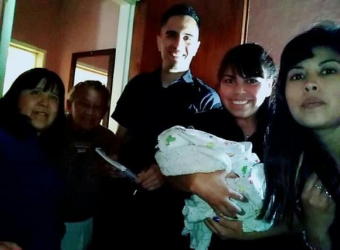 Una joven dio a luz en su casa de Los Aromos