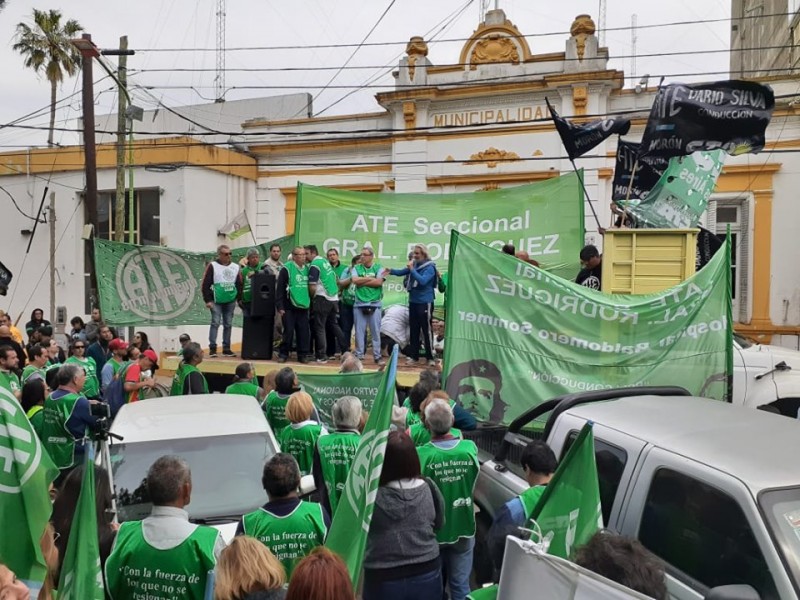 ATE se movilizó al Palacio Municipal por el despido de Pablo Parra