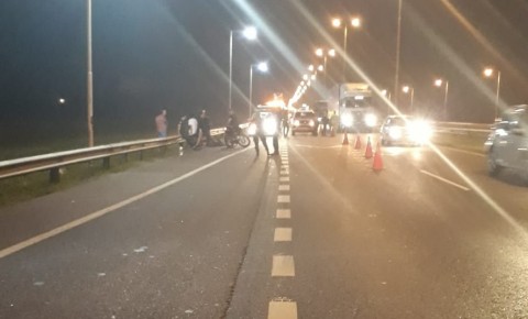 Un menor de 17 años está grave tras un accidente que involucró a dos motos y un camión en la Autopista