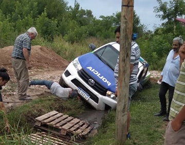 Un móvil policial cayó en una zanja y vecinos ayudaron a sacar a los oficiales de su interior