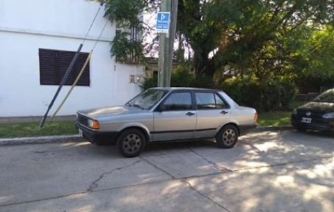 Se bajó de un auto, forzó la puerta de otro y se lo llevó andando