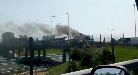 Se incendió un camión cuando cruzaba el Acceso Oeste