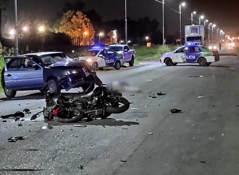 Trágico choque frontal entre un auto y una moto en Ruta 24