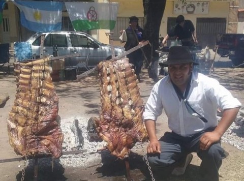 Un vecino del barrio Mi Rincón prepara una gran peña folclórica para 1500 personas