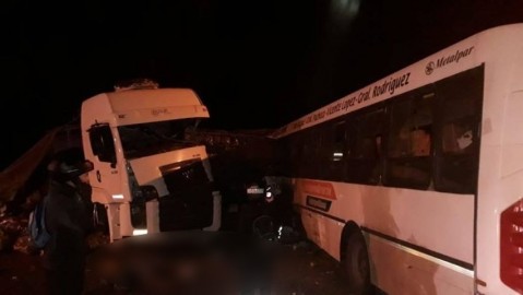 Tragedia en la Ruta 24: muertos y decenas de heridos al chocar un colectivo de la 365 y un camión