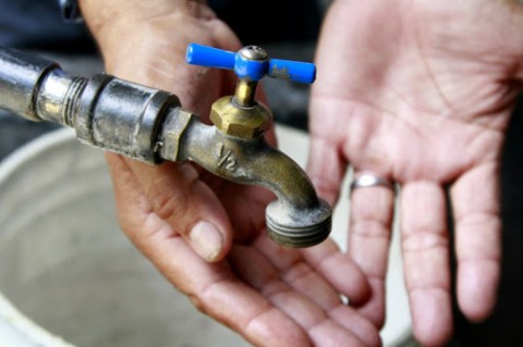 "No damos más", la desesperación de una familia que lleva un mes sin agua en su casa