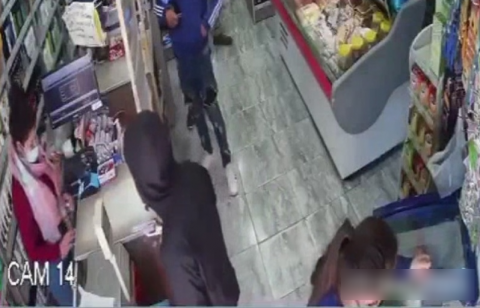 Video: robaron a punta de pistola un supermercado de barrio Bicentenario