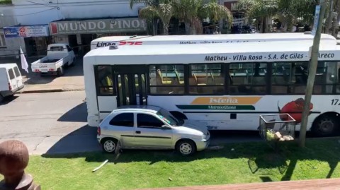 Video: colectivos "arrastraron" dos autos estacionados que les impedían el paso sobre Hipólito Yrigoyen