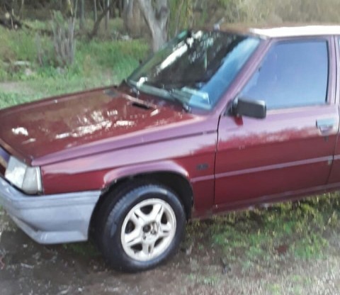 Fue al banco y mientras hacía la fila le robaron el auto