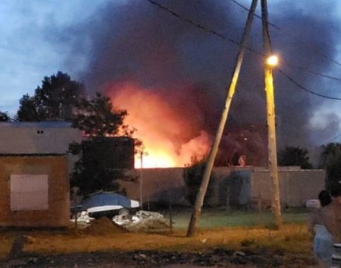 Un hombre perdió todo en un incendio en el barrio Los Naranjos