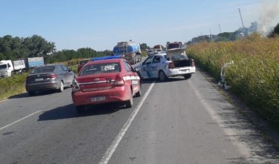 Los Bomberos debieron apagar el incendio de un camión sobre Ruta 6 en el límite con Luján