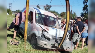 Camioneta se estrelló contra una estructura metálica del tendido eléctrico en Ruta 7