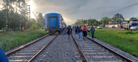 Pudo ser tragedia: una formación del tren Sarmiento golpeó a un hombre a la altura del barrio Güemes