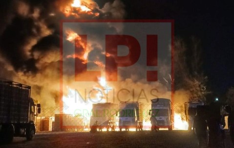 Urgente: enorme incendio en una empresa de transporte avícola en Ruta 28