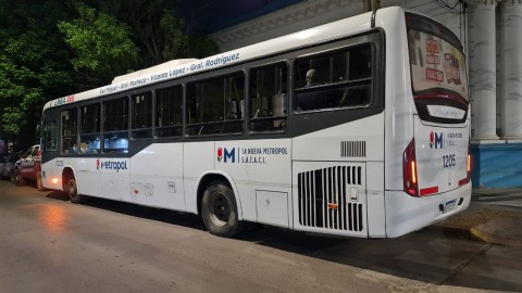 Motociclista quiso esquivar una grúa y casi termina abajo de un colectivo: insólito accidente que pudo ser tragedia