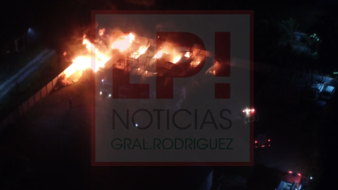 Video: impactantes imágenes aéreas del terrible incendio de una empresa en barrio El Ombú