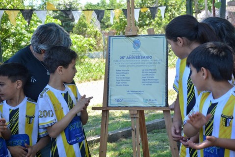 Con un emotivo homenaje, la escuela de fútbol infantil de barrio Güemes celebró sus 25 años