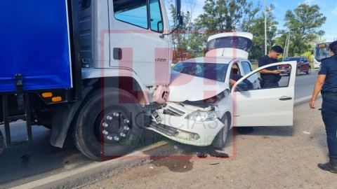 Impactante choque frontal entre camión y auto en Ruta 7 mano a Luján: una persona está grave