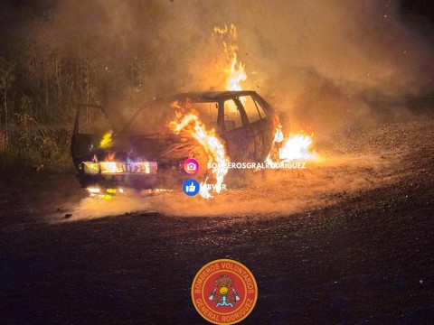 Impactante incendio de automóvil en Ruta 24 y Camino a Marcos Paz